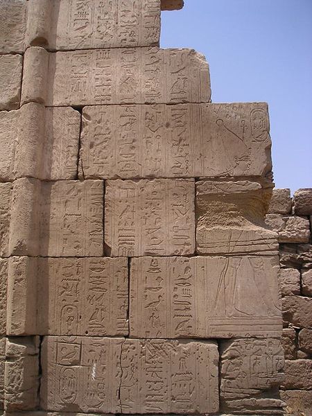Relief te Karnak tonende Amasis