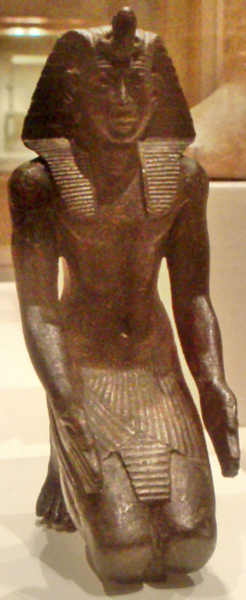 Necho II knielend beeld, Brooklyn museum