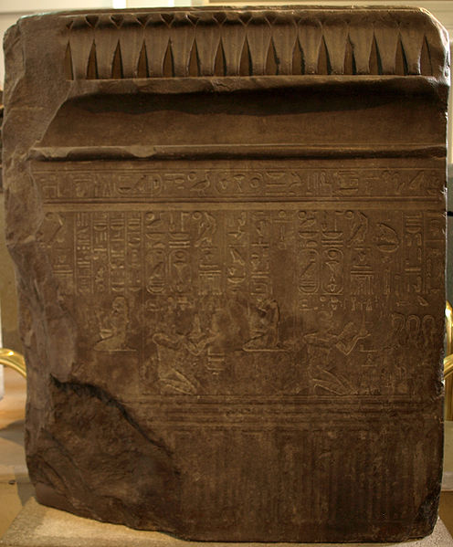 Basaltstee met voorstelling van Psamtik I offerend aan de God Atum, Brits museum.