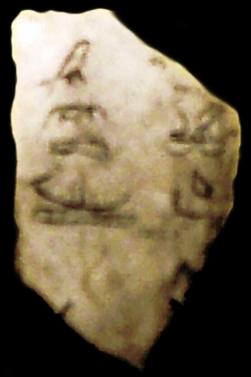 Fragment van een vat met de naam Qaa er op