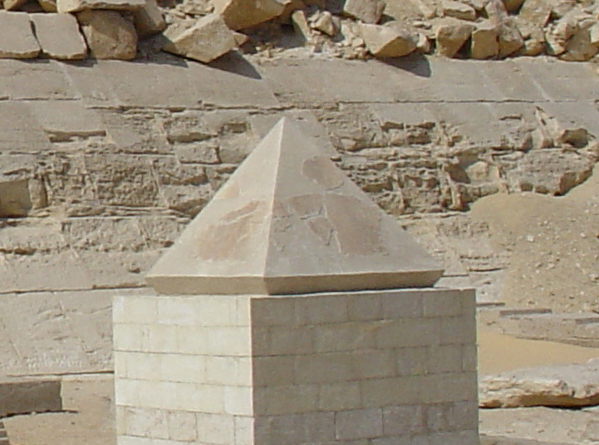 Piramidion rode piramide
