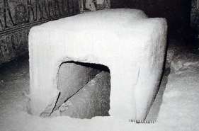 Omgekeerde sarcofaag, gebruikt om de gegraven kuil, die de koninklijke mummie bevat, te bedekken.