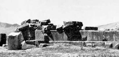 De onafgemaakte graftombe van Cambyses II in Iran.