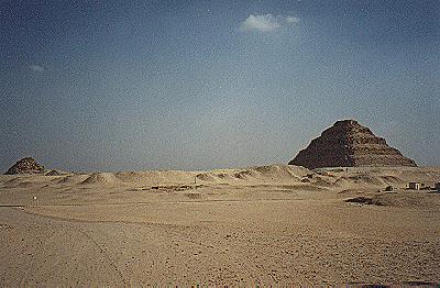 Piramide van Oeserkaf en de trappiramide rechts