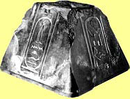 De deksteen van de piramide van Antef V gevonden te Dra Abu El-Naga in het westen van Thebe