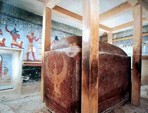 Grafkamer met sarcofaag en moderne balken ter ondersteuning van het plafond.