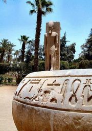 Hiërogliefen  in het museum van Memphis, op de achtergrond een beeld van Ramses II 