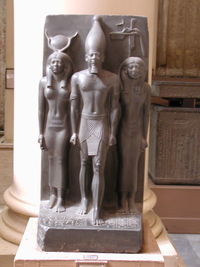 Beeld van Menkaura en Hathor