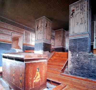 De grafkamer met sarcofaag.